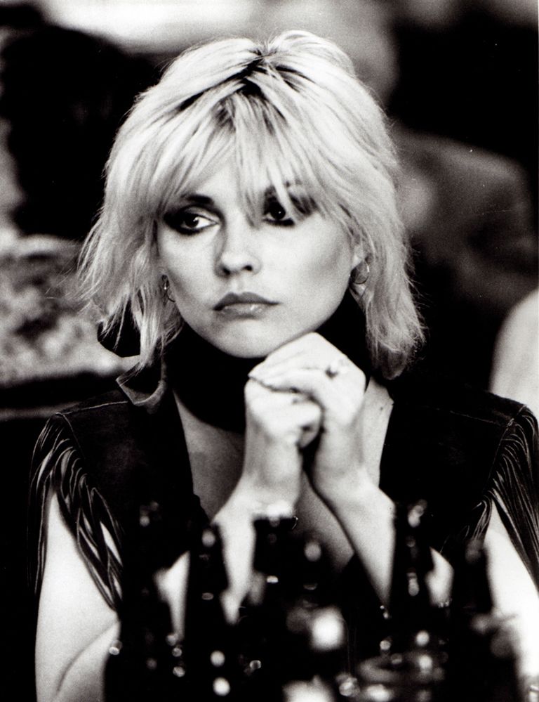 <p>La cantante de Blondie fue primero la lideresa del <i>punk</i> estadounidense, y después se convirtió en icono de moda. En sus<i> look beauty</i> nunca faltaron los ojos negrísimos, muy delineados, con la sombra en gris,en contraste con unos labios fresa o cereza.</p>