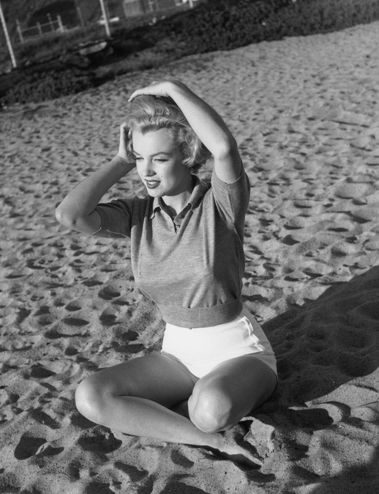 <p>La protagonista de <i>La tentación vive arriba</i> en una playa de <strong>Malibú</strong> (Los Angeles, EE UU) en 1950, cuando ya era un icono cinematográfico. Se convirtó en leyenda tras su muerte, en 1962.</p>