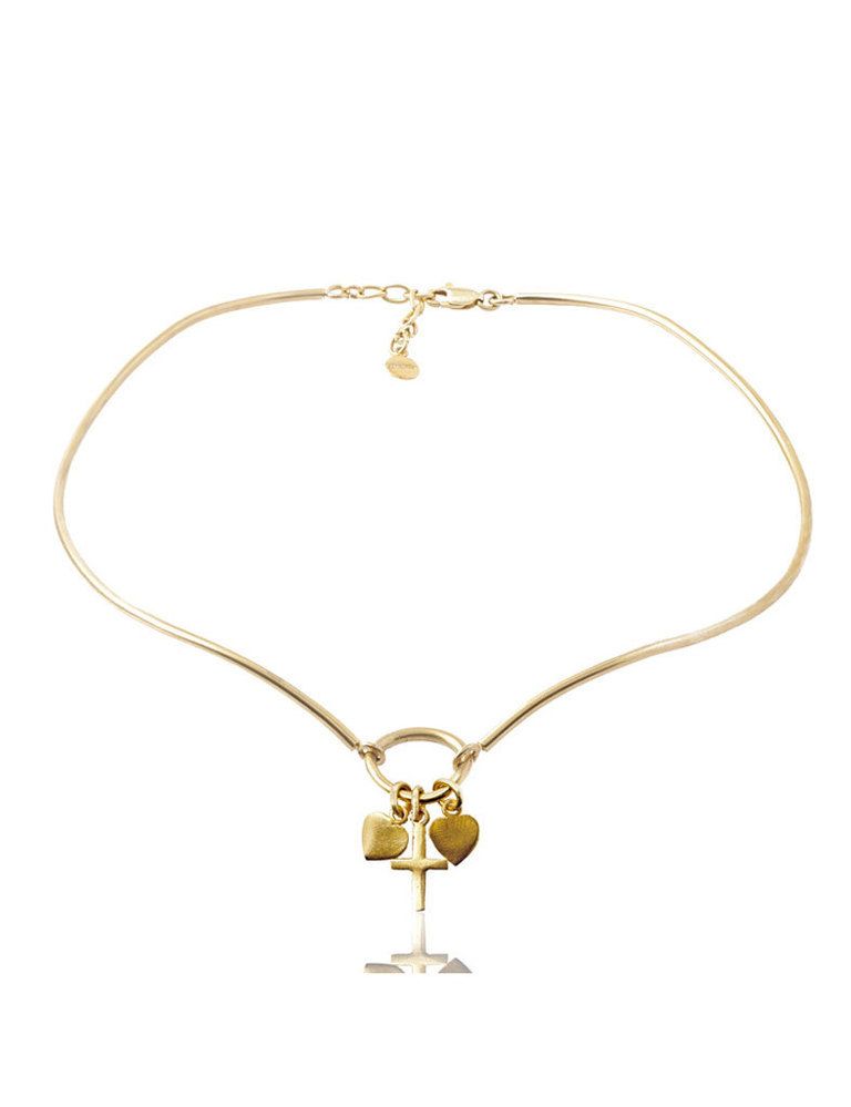 <p>Collar dorado con cruz y corazones <strong>de<a href="http://www.apodemia.com/" target="_blank"> Apodemia</a>&nbsp;por 59 €.</strong></p>