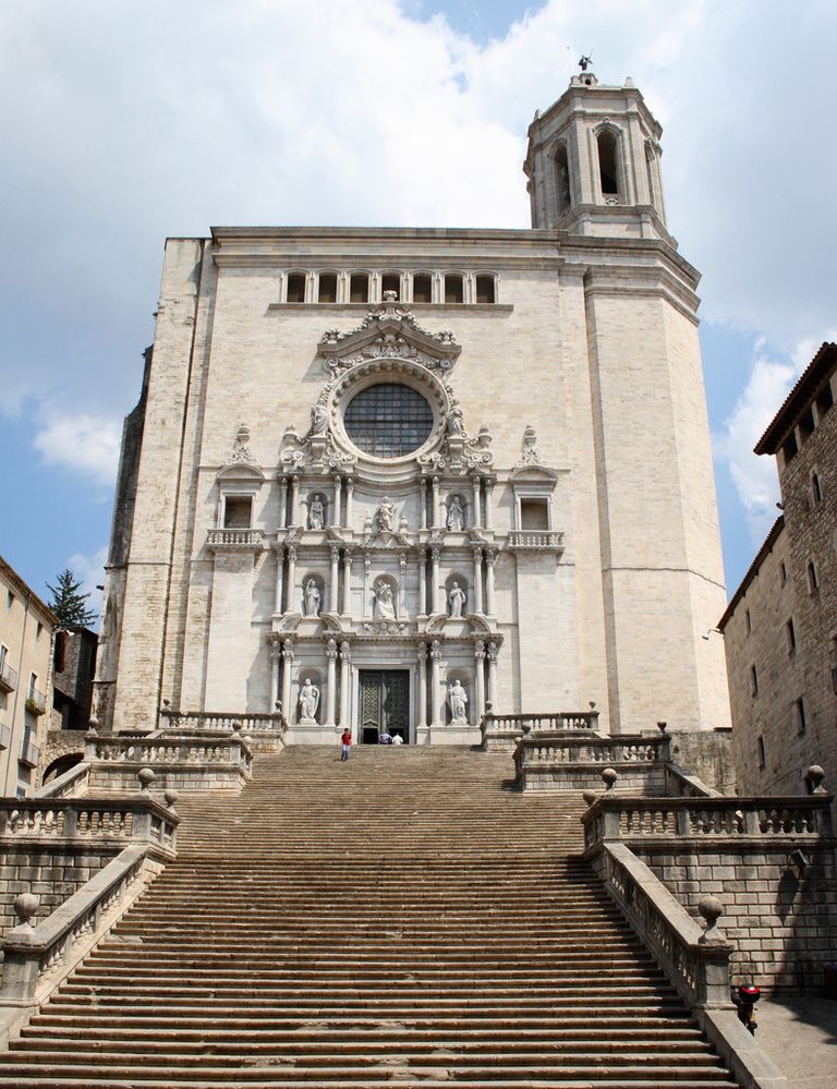 <p>Girona es otro de los escenarios en los que proximamente se rodarán las historias de 'Juego de Tronos'. La Catedral de Santa María, el barrio judío, el valle y el monasterio de Sant Daniel o los baños arabes suenan como posibles localizaciones.</p><p><a href="http://www.fotogramas.es/Noticias-cine/Juego-de-tronos-Las-localizaciones-de-Girona-que-HBO-baraja-para-la-sexta-temporada" target="_blank">Descubre los posibles escenarios.</a></p>