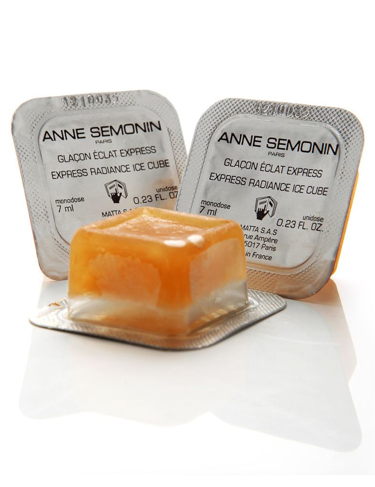 <p>'Express Radiance Ice Cube', cubitos de hielo para el rostro. De <strong>Anne Semonin</strong> (56 €/8 unidades). En Ikonsgallery.com.</p>