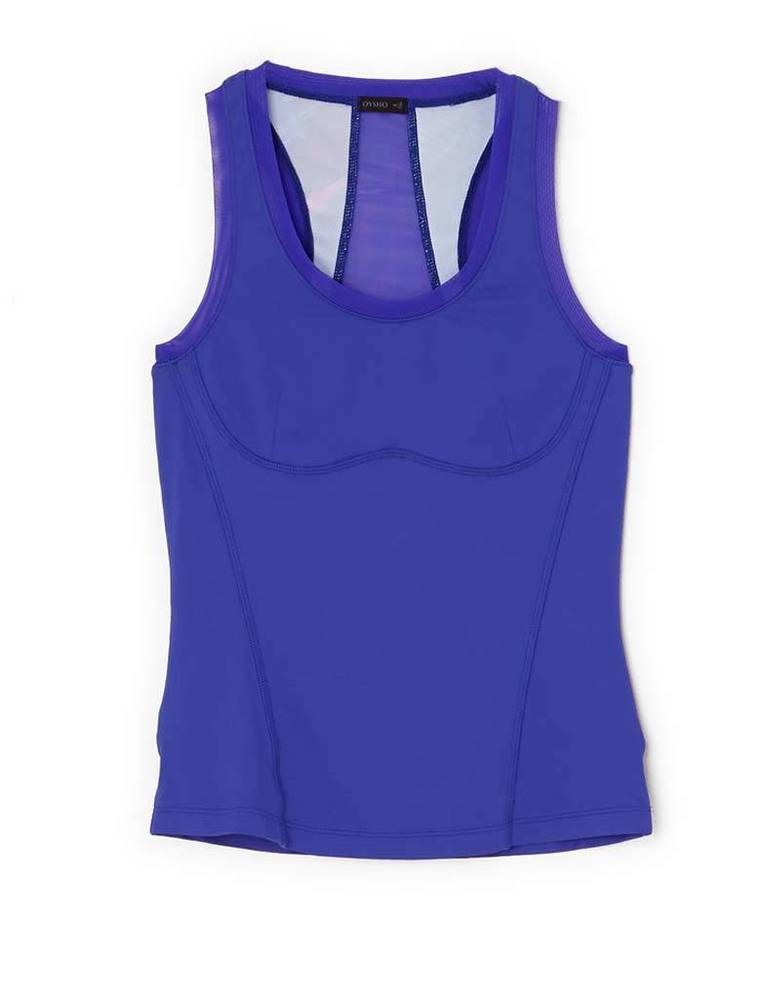 <p>La camiseta, en tono violeta con estampado tropical en la parte trasera (<strong>Oysho</strong>, 15,99 €).</p>