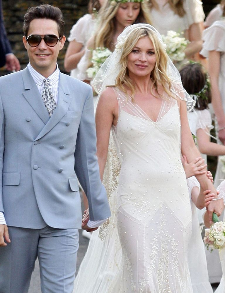 <p>Kate Moss eligió un velo <i>vintage</i>, rematado en blonda de encaje y sujeto con una diadema con flores bordadas, a juego con su vestido de Galliano.&nbsp;</p>