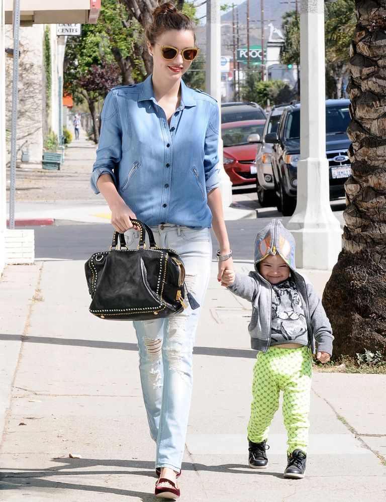 <p><strong>Miranda Kerr</strong> elige un look denim total salvo por sus accesorios: un bolso de mano con tachuelas y slippers de terciopelo burdeos que nos encantan.&nbsp;</p>