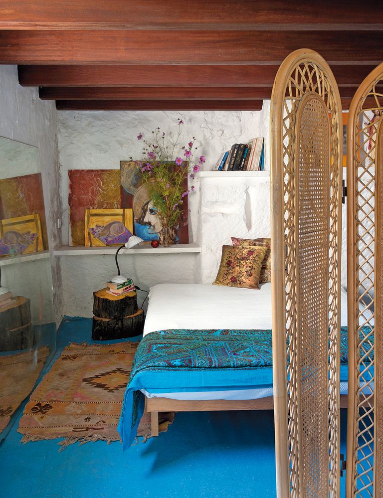 <p>El estilo hippy impera en el dormitorio de la diseñadora: unos troncos de pino conforman la mesita de noche; el kílim es de Afganistán, el plaid de Marruecos y los cojines de flores, de Michal Negrin.</p>
