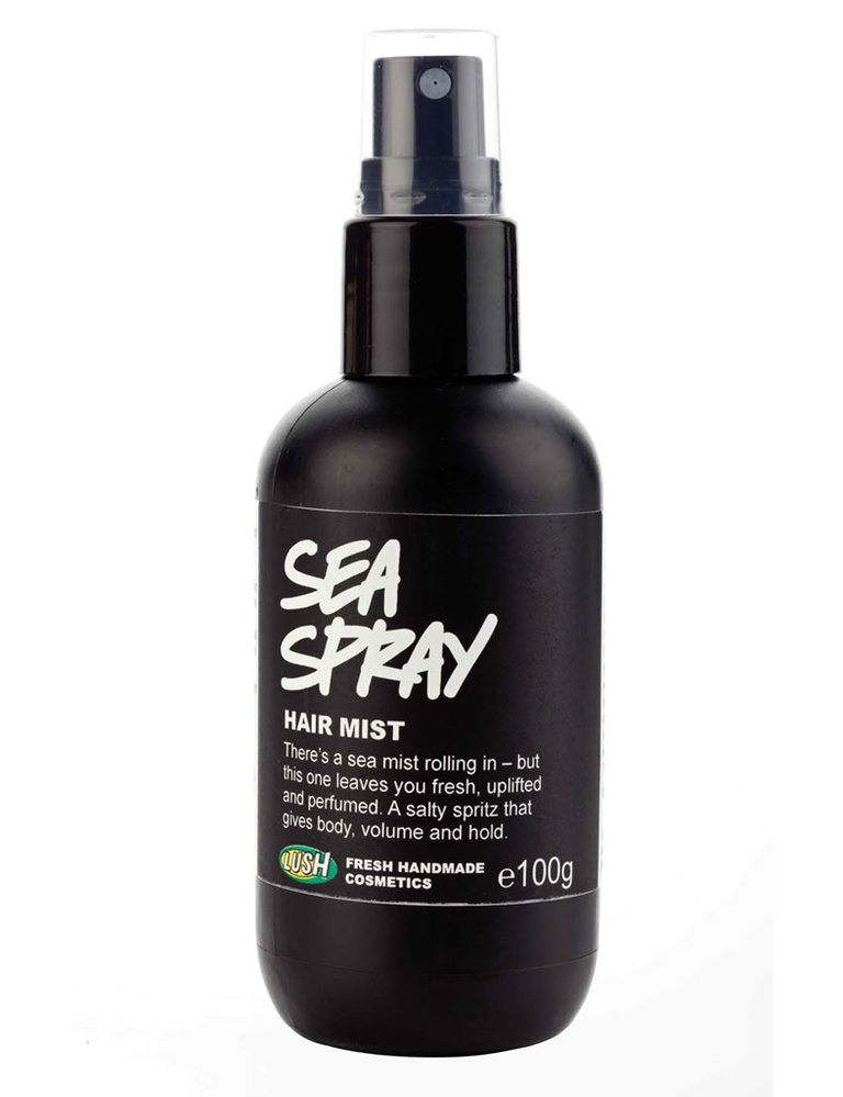 <p>'Sea Spray' (15,95 €), de <strong>Lush</strong>. A base de agua de mar y sal, aporta volumen y textura al cabello dejando un agradable aroma a nerolí y toronja.</p>