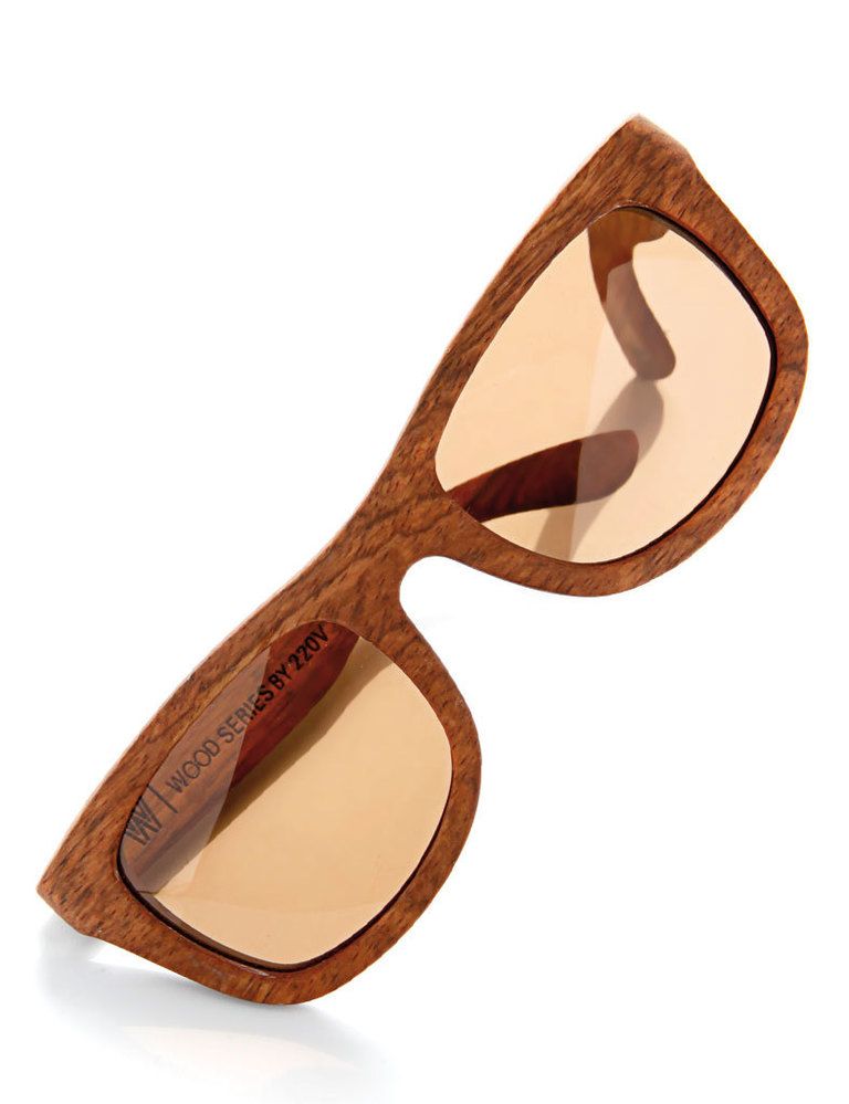<p>Protege tus ojos con las gafas 'Canby' con montura de madera (79 €), de <strong>220 V</strong>.</p>