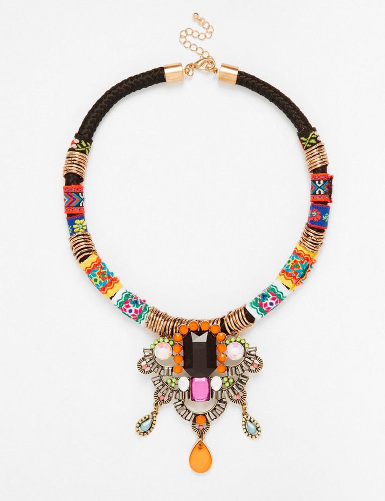 <p>Collar con hilos envolventes multicolor de Designsix (32,99 €).</p>