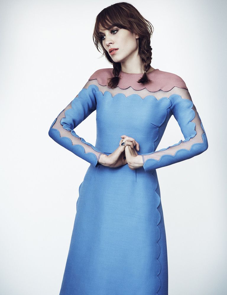 <p>La presentadora y modelo ha explotado su lado más dulce en algunas de la fotografías, como esta en la que luce un vestido en azul y rosa pastel.&nbsp;</p>