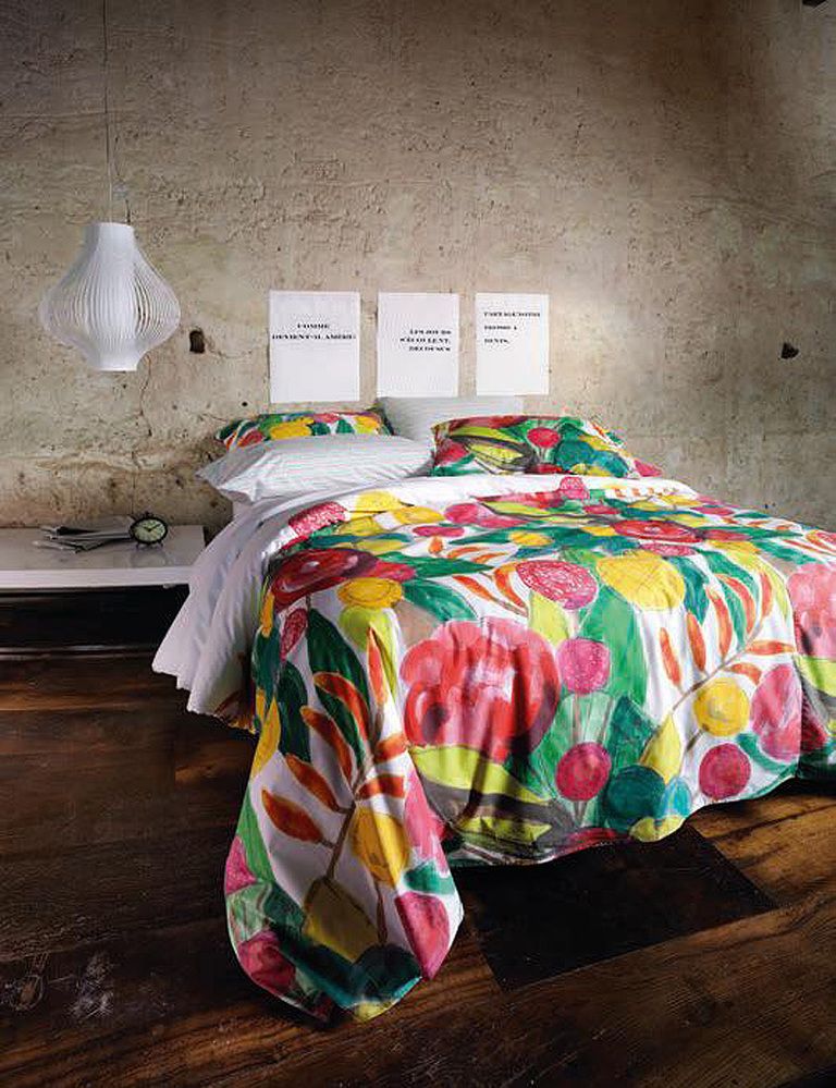 <p>Nos gusta el juego de nórdico Ramo por su apariencia de dibujo floral (125 € para una cama de 150 cm). Aquí luce acompañada del juego de cama Iris (85 € para una cama de 150 cm).</p>