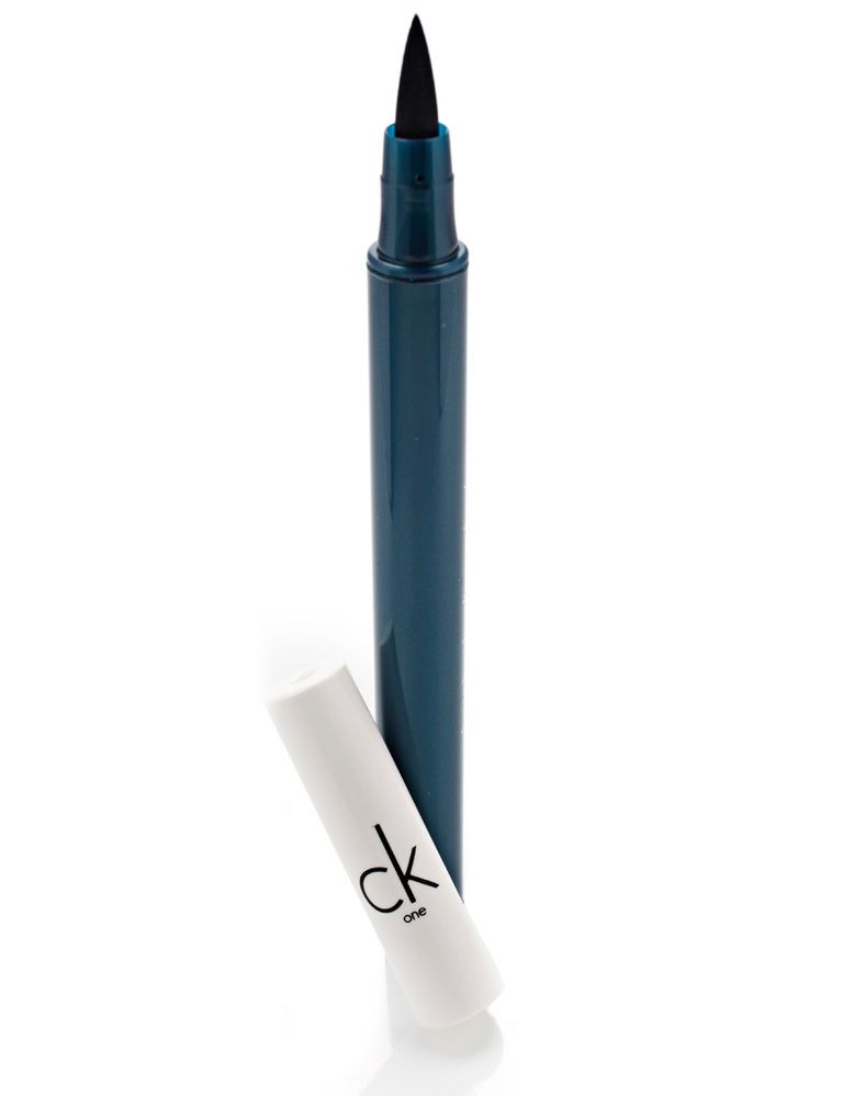 <p>'Liquid Eyeliner Marker' (18,50 €), de <strong>CK One Cosmetics</strong>. </p>