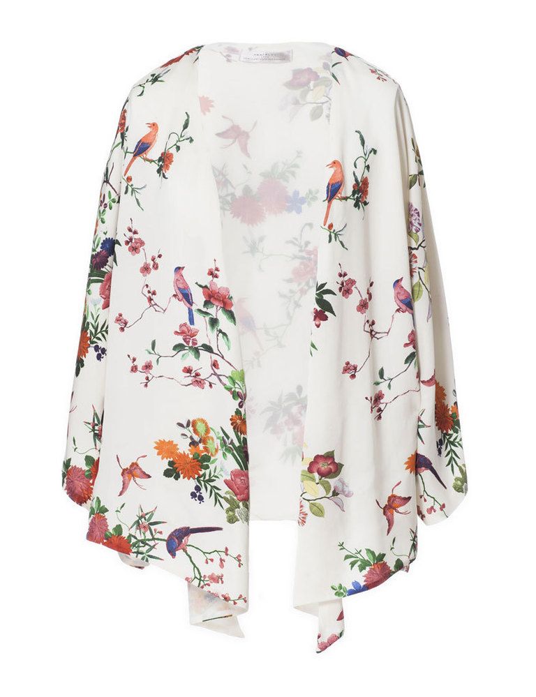 <p>Un kimono no puede faltarte nunca, pero este año hay quien los cuenta por pares. <strong>Es de Zara y cuesta 39,95€.</strong></p>