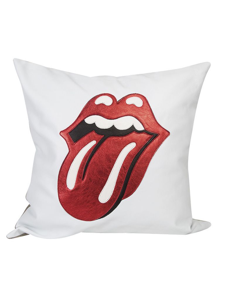 <p>La mítica lengua de los  Rolling Stones ilustra el cojín Classic Stones, también de Maison de Vacances. </p>