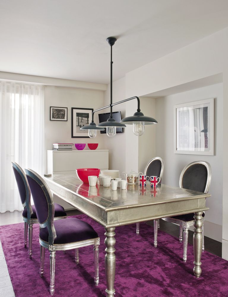 <p>Un toque barroco reinventado en el comedor con la mesa y las sillas de Jimmie Martin,  y la alfombra en tono frambuesa, de Woven Ground. El contrapunto de sencillez lo  aporta la lámpara de techo de Tierlantijn.</p>