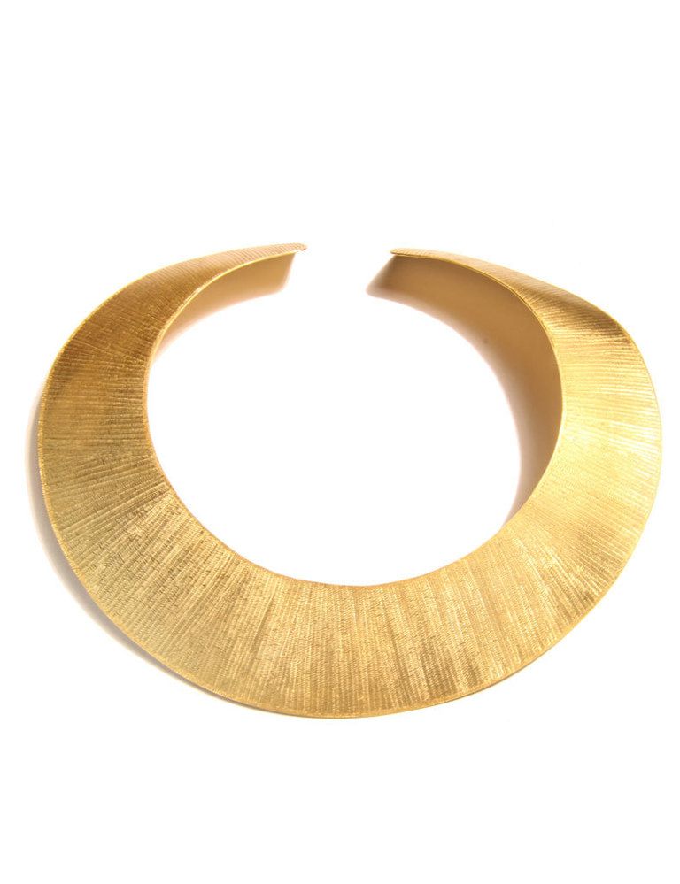 <p>Con alusiones a La Grecia Antigua, este collar rígido dorado está cargado de feminidad y seducción. De <strong>Maramz</strong> (120 €).</p><p>&nbsp;</p>