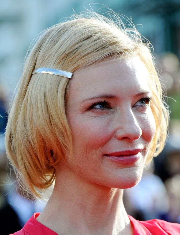 <p><strong>Cate Blanchett</strong> soluciona fácilmente el problema que una melena corta ladeada ocasiona con mayor frecuencia: el pelo tiende a ir hacia la cara. Soluciónalo con una horquilla-joya y además darás un nuevo estilo a tu peinado.</p>