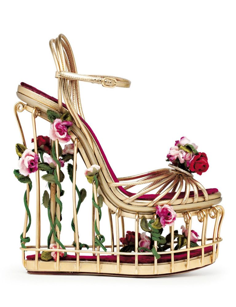 <p>De la cabeza a los pies, las flores visten mucho. Llegarás lejos  con las sandalias Rose Floral,  de Dolce &amp; Gabbana. ¡Súper atrevidas! </p>