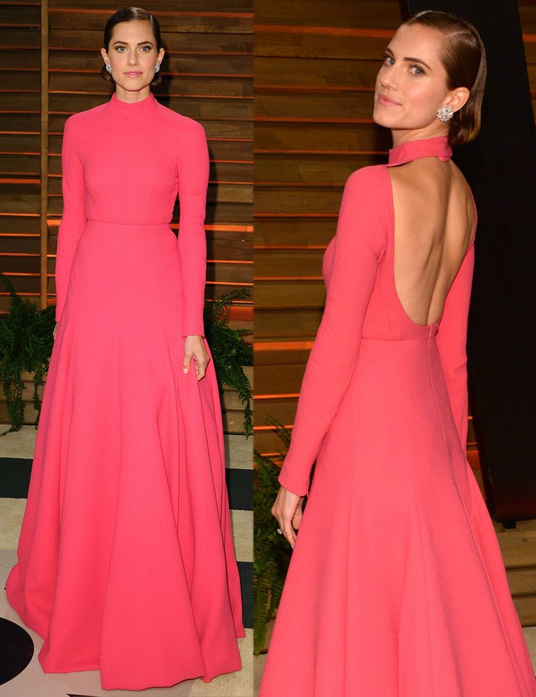 <p><strong>Allison Williams</strong> nos ha enamorado con este outfit de pies a cabeza. Un vestido que no tiene ni un pero este diseño en coral con manga larga y muy cerrado por delante que dejaba la sopresa para el escote de la espalda. Es de <strong>Emilia Wickstead colección otoño 2014</strong> y la actriz lo combinó con unos pendientes de diamantes y un recogido wet que hacía un efecto falso bob.&nbsp;</p>