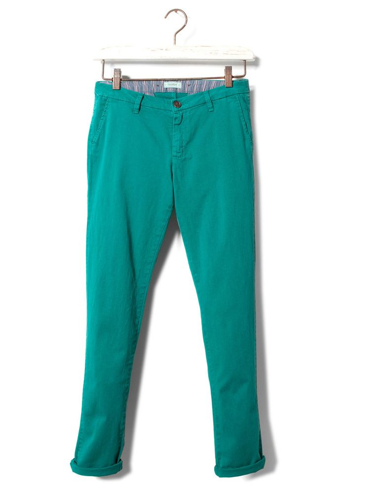 <p>Pantalones de pinzas en el color del año, <strong>de Pull&amp;Bear (12'99 €).</strong></p>