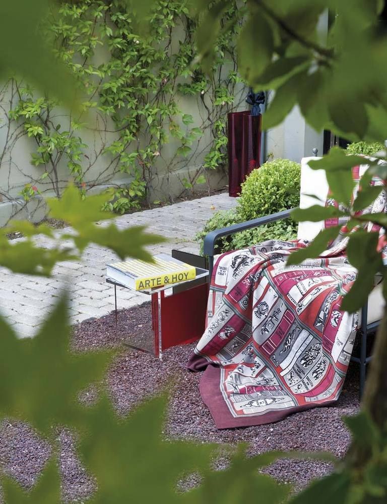 <p>La frondosidad y los aromas naturales del jardín lo convierten en un placer cotidiano. Sobre la silla de hierro, una manta de Hermès. </p>