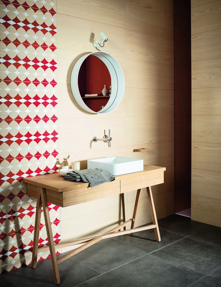<p>El revestimiento cerámico<i> Nordic Wood</i> imita madera, 44 €/m2, o decorada en rojo coral y blanco, 181 €/m2, de Marazzi. </p>