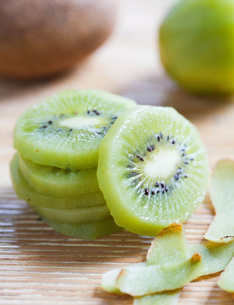 <p>Gracias a su alto contenido en fibra (3 gramos por cada 100 gramos de kiwi) y en actinidina, enzima que solo está presente en los kiwis (sobre todo en los verdes), esta fruta <strong>contribuye de forma eficaz a mejorar el tránsito intestinal y facilita la digestión</strong>. Según un estudio realizado en 2014 por la marca de Kiwis Zespri en el que participaron personas con problemas de estreñimiento, “el consumo de tres kiwis diarios mejoró significativamente el ritmo intestinal de los que los tomaron desde la primera semana”. <strong>Psst. La fibra de esta fruta también contribuye a prevenir la diabetes y la obesidad.</strong> De hecho, un grupo de científicos del CNRS, el INSERM y la Universidad Claude Bernard de Francia, ha conseguido descifrar el proceso por el que <strong>el intestino produce glucosa a partir del consumo de fibra</strong>, ayudando así a prevenir la aparición de estas enfermedades.</p><p>&nbsp;</p>