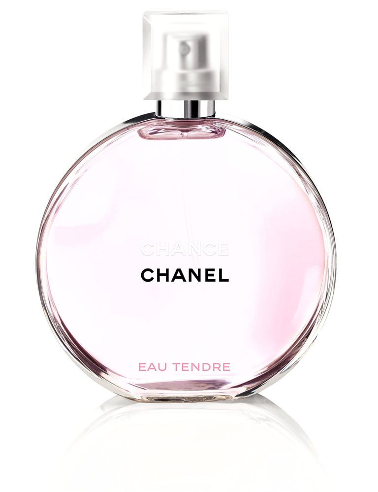 <p>Chance Eau Tendre (112 €) un perfume floral y afrutado. Una fragancia cargada de ternura con aroma de Pomelo-Membrillo, jazmín y notas de Almizcle blanco. Además, puedes completarlo con el perfume para cabello (39 €) o desodorante (38.50 €).</p>