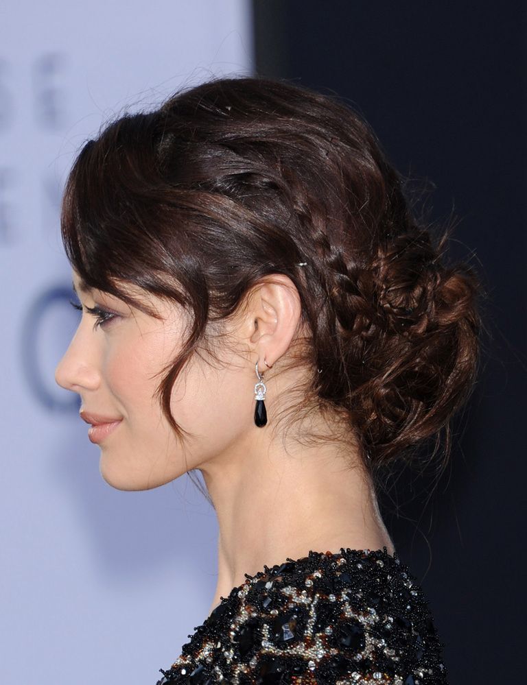 <p>A la premiere de<i> Oblivion,</i> la actriz acudió con una trenza en forma de diadema que terminaba con un moño informal. El maquillaje, <i>nude;</i> y los pendientes, sencillos, a juego con el blanco y negro del traje. De 10.</p>