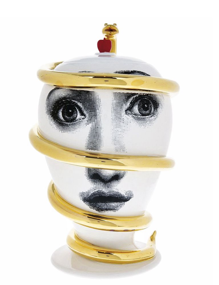 <p>La mítica musa de Fornasetti, Lina Cavalieri, representa la historia de Eva y la tentación de la serpiente en esta jarrra de porcelana de 34 cm. De Bitossi Ceramiche. </p>