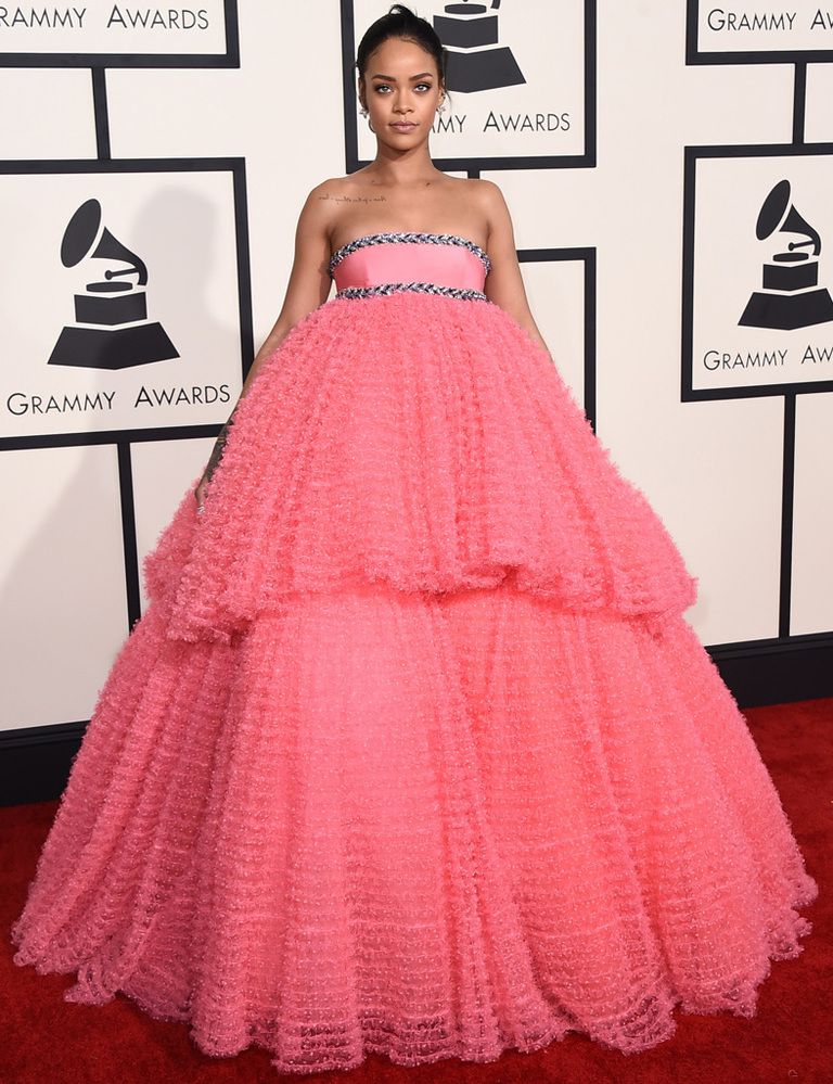 <p>El look más dulce y voluminoso de la noche lo protagonizó <strong>Rihanna</strong> con este vestido rosa palabra de honor con ribetes en plata de <strong>Giambattista Valli Couture</strong>.</p>