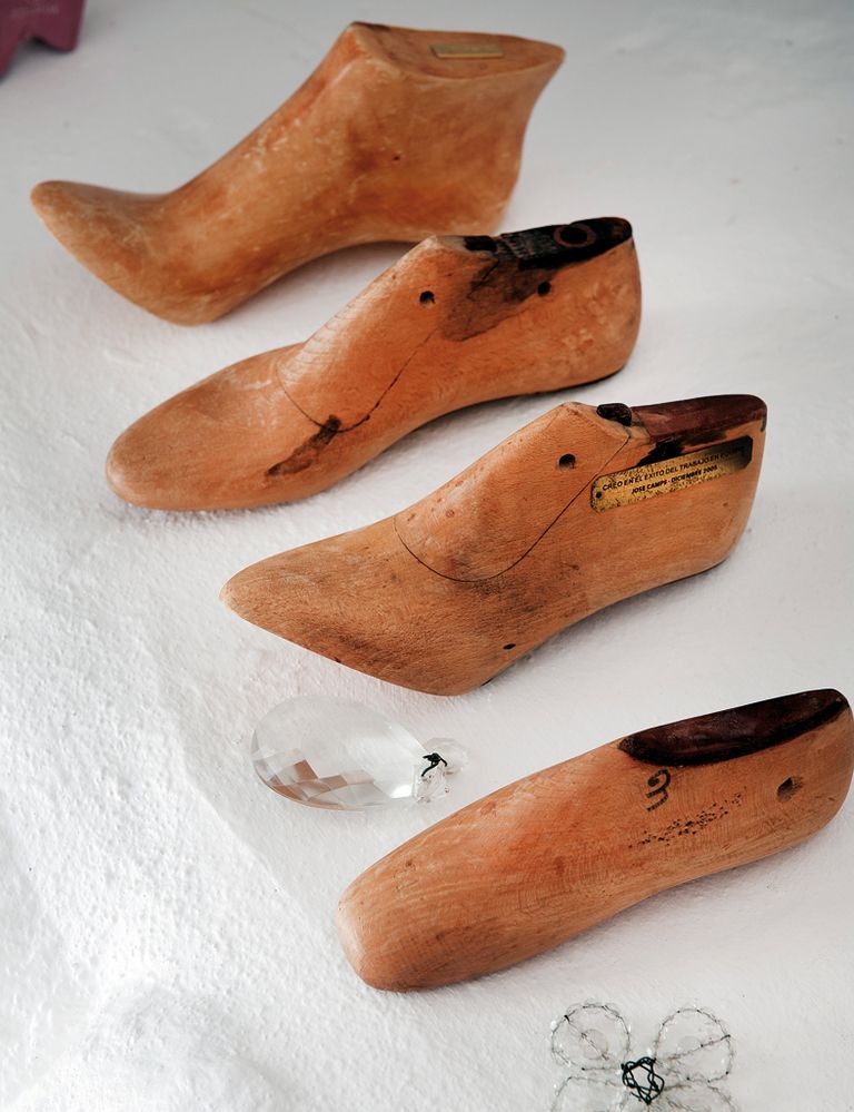 <p>En un rincón del comedor, Úrsula guarda varios modelos antiguos realizados en madera maciza como un auténtico tesoro. “Las hormas de ahora son de plástico. ¡Una verdadera pena!”, comenta.</p>