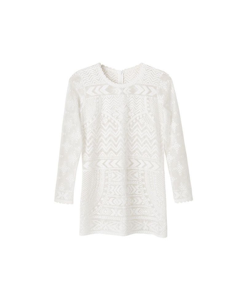 <p>Camisa romántica de color blanco, <strong>que cuesta 79,95 €.</strong></p>
