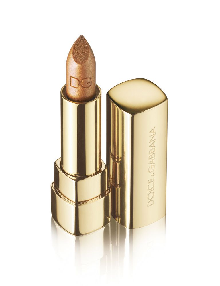 <p>Unos labios brillantes en color dorado con textura de barra de labios, ¿perfectos para tu 'look' de fiesta, verdad?</p><p>Deslumbra con 'Shine Gold 70', de <strong>Dolce &amp; Gabbana</strong>.</p><p>&nbsp;</p>