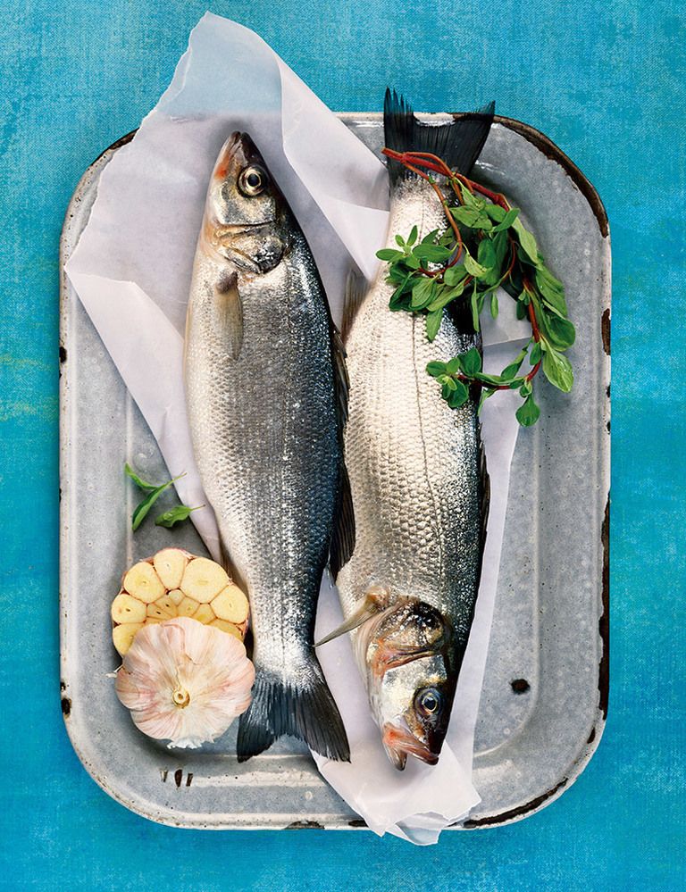 <p>Como la sardina, el boquerón, la caballa, la palometa, el chicharro, el atún, el bonito, el salmón, la anguila y el pez espada. Todos son pescados ricos en ácidos grasos poliinsaturados –ácidos grasos Omega 3 que disminuyen los niveles de colesterol y el riesgo de que éste se acumule en las arterias-. “Sus niveles de Omega 3, antioxidantes y colesterol “del bueno” complementan su alto nivel de proteínas, similar a las de la carne o el huevo”, según el experto.</p><p>&nbsp;</p>