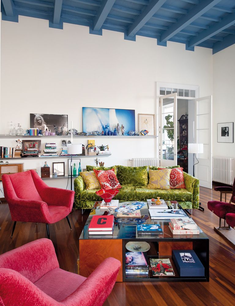<p>Tejidos extra soft abrazan las butacas italianas de los 50, de El Ocho, y el sofá <i>Balance,</i> de Designers Guild. Contrastan  con la estantería de aluminio <i>Cornisa</i> y la mesa <i>Burguesa,</i> de Óscar Tusquets para BD Barcelona Design, como las lámparas de pie. Foto en b/n, <i>Sirenita,</i>  y en color, <i>Blau,</i> ambas de Lluís Real.</p>