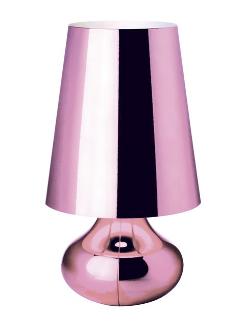 <p>La típica lámpara de mesa de los 70, de Ferruccio Laviani, se moderniza y se  apunta también al rosa. ¡Bien por Cindy!,  de Kartell. </p>