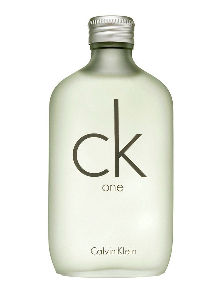 <p>&nbsp;El perfume que definió la década de los 90 tiene una inspiración de lo más sencilla: al diseñador Calvin Klein se le ocurrió crear una fragancia unisex mientras observaba a su hija adolescente y su pandilla de amigos. Y fue todo un éxito: en un año, <strong>Ck One</strong> vendió quince millones de unidades.</p>