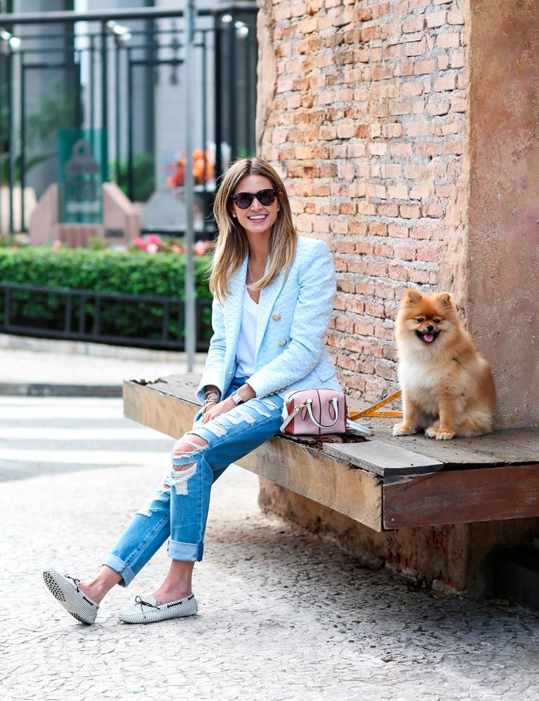 <p>La brasileña comparte una imagen junto a su sonriente perrito y sus 'loafers' a rayas. ¿Su blog? <a href="http://www.helenabordon.com/website/" title="Helena Bordon" target="_blank">Helena Bordon</a>.</p>