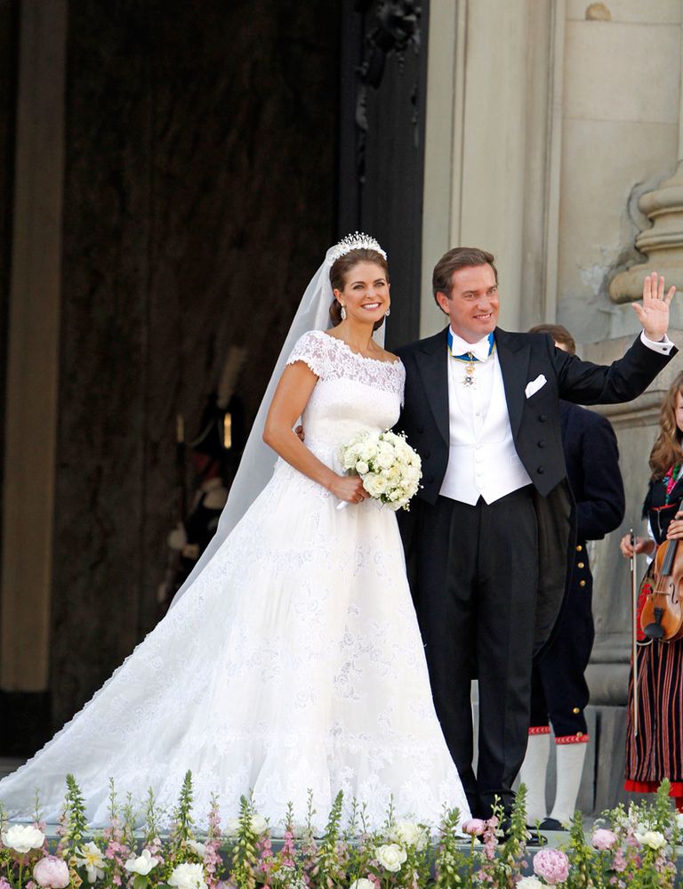 <p>La princesa confió en Valentino para su boda con Christopher O'Neill. El espectacular traje era de organza, en seda plisada y encaje de Chantilly, con escote barco. Se completaba con una cola de nada más y nada menos que cuatro metros de largo.</p>