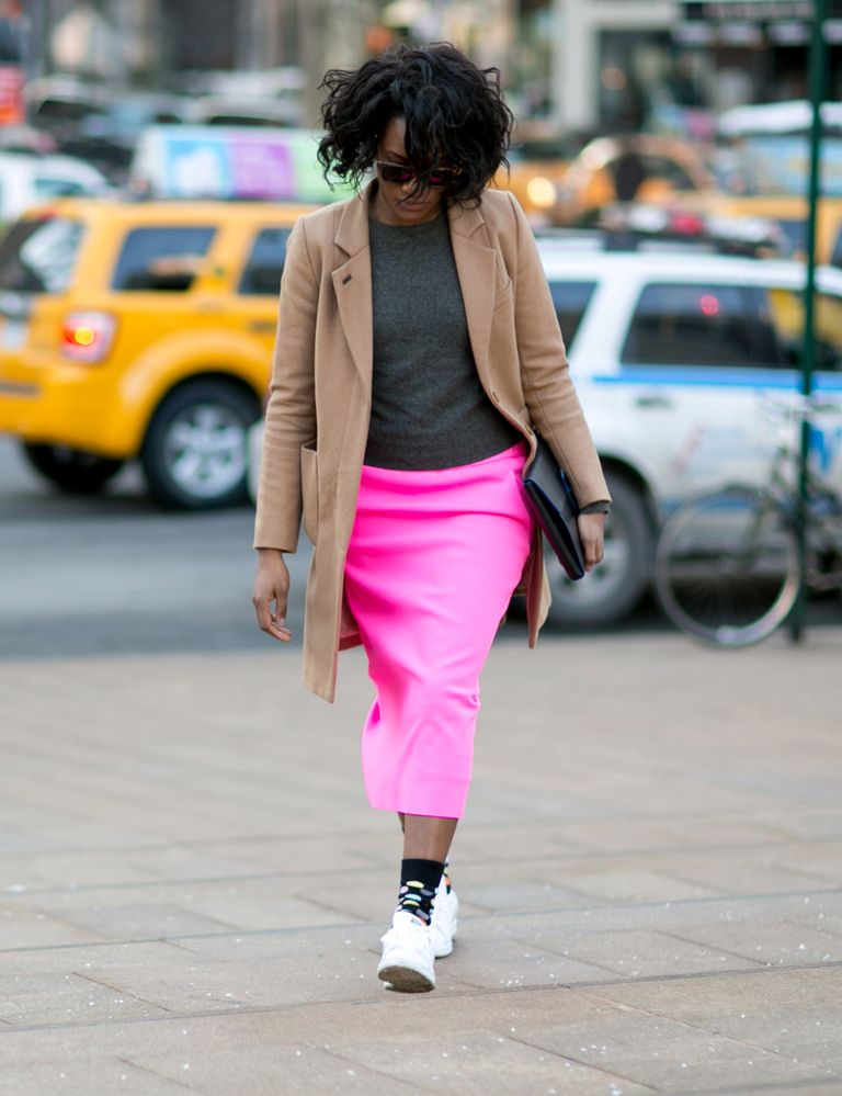 <p>Las neoyorquinas son las reinas de los <i>looks</i> con deportivas. En la Gran Manzana fichamos este <i>look working</i> de chaquetón color tabaco, jersey gris y falda midi en rosa. El detalle de las zapatillas con los calcetines de topos de colores es ideal.</p>