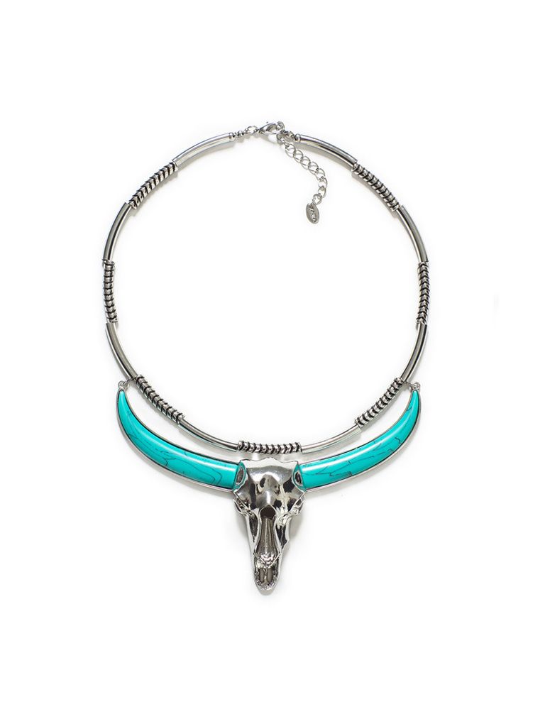<p>Collar con cabeza de búfalo en plata y azul,<strong> de Zara por 19, 90 €.</strong></p>