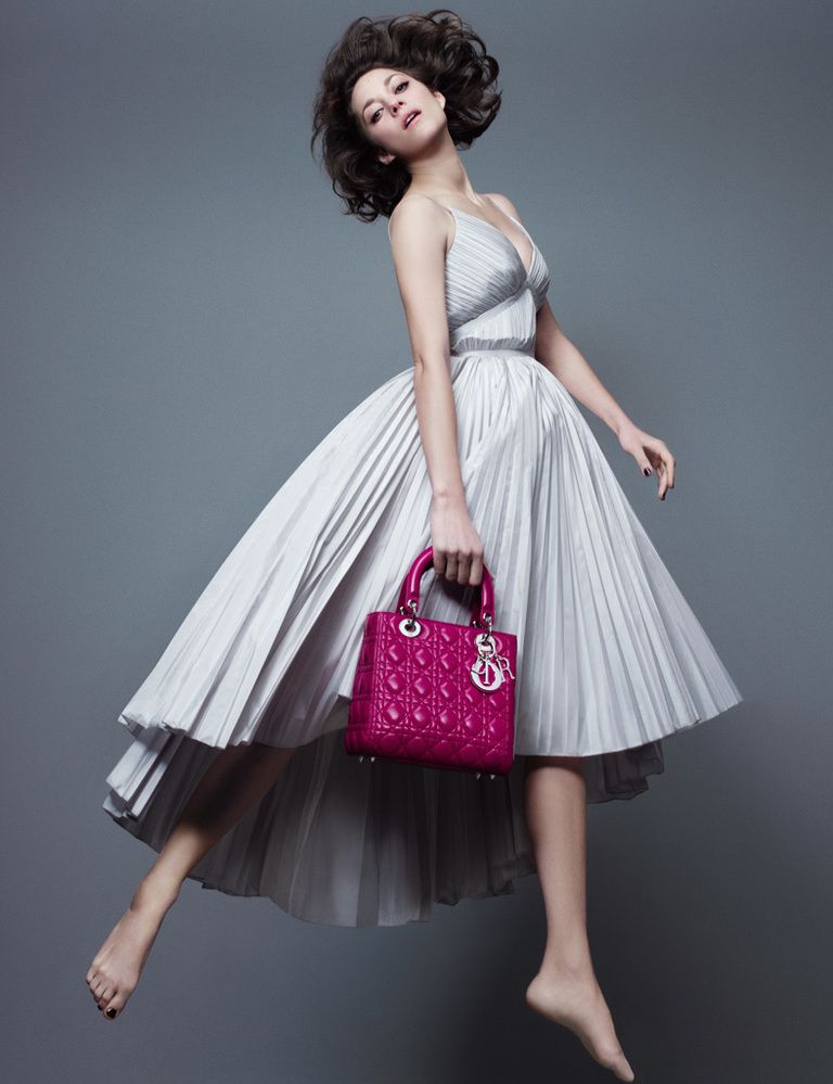 <p>El icono de estilo francés 'flota' en esta nueva campaña con el Lady Dior en piel fucsia en su brazo.</p>