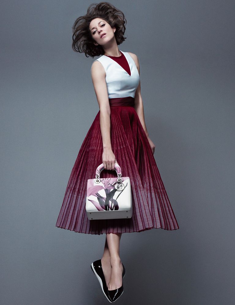 <p>Además del modelo de piel fucsia, Marion luce un Lady Dior con estampado floral.</p><p>&nbsp;</p>