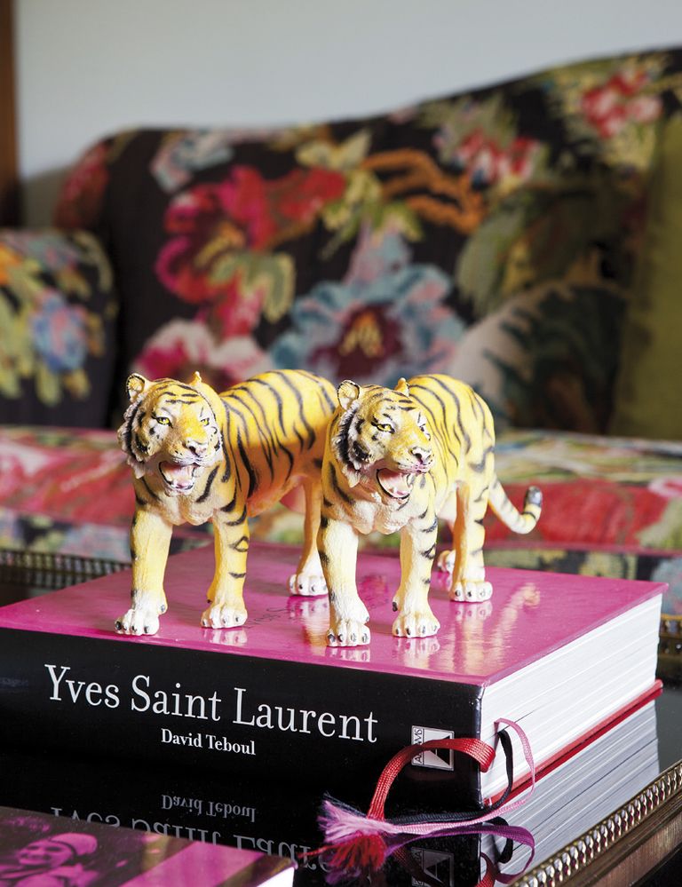 <p>Una pareja de tigres, de Mundo Mágico, muestra su fiereza sobre un libro de Yves Saint Laurent, adquirido en la Fundación Pierre Bergé.</p>