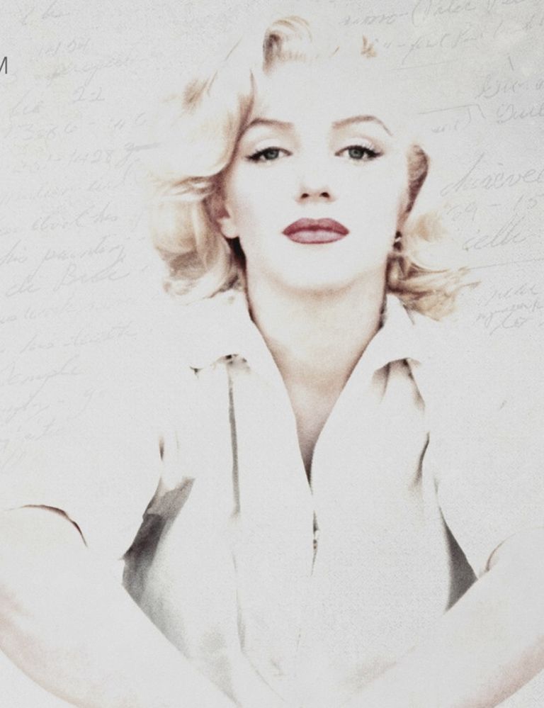 <p>50 años después de su muerte, se lanza <strong><i>Love, Marilyn</i></strong>, un documental sobre la diva basado en nuevos documentos, escritos personales, cartas y poemas en los que Marilyn demostraba su amor por la interpretación desde muy joven, y su convicción de que tenía que esforzarse más y más cada día para conseguir lo que quería. Una docena de actores contemporáneos (Lindsay Lohan, Uma Thurman o Adrien Brody, entre otros), interactúan en esta obra que pretende sacar a relucir a la verdadera Marilyn. &quot;Ella construyó un personaje maravilloso, Marilyn Monroe. Pero no era ella&quot;, dice el documental.</p><p><strong>Tráiler:</strong> <a href="https://www.youtube.com/watch?v=4itSMfbyFCA" target="_blank">Love, Marilyn</a> (2012).</p>