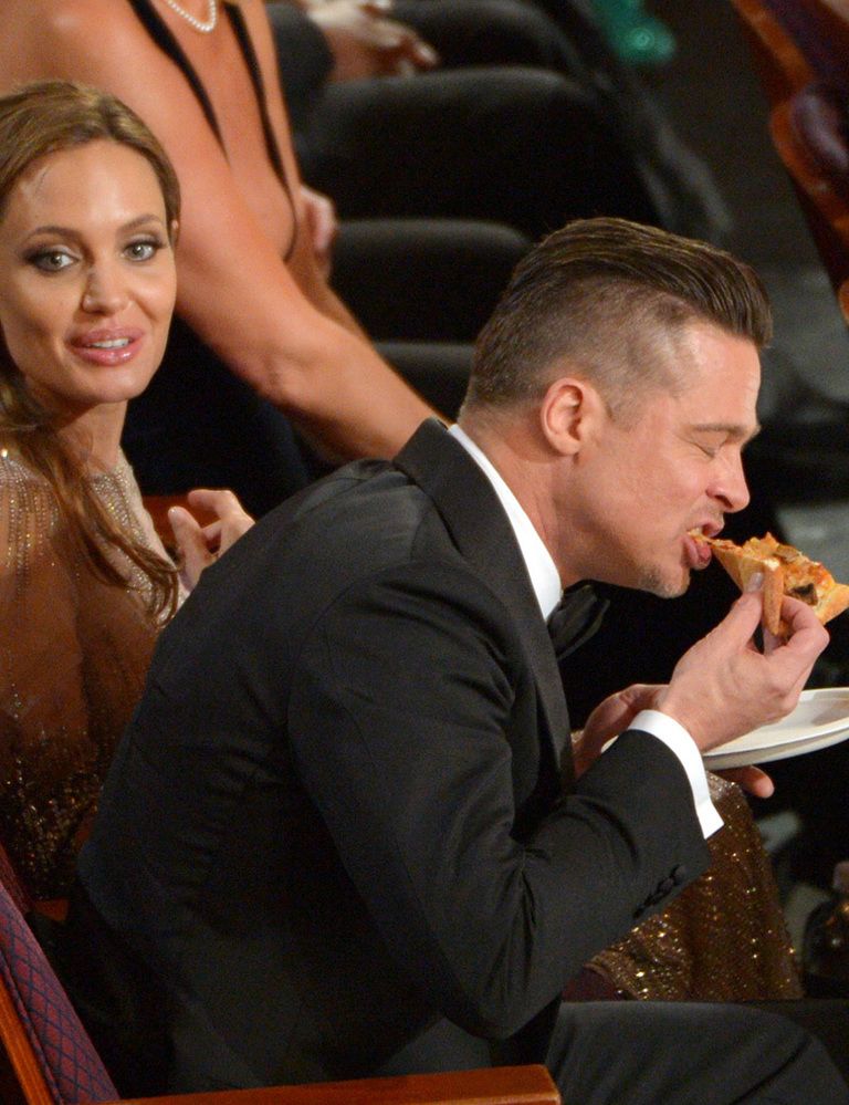 <p>Y de repente sin saber por qué, <strong>Brad Pitt</strong> empezó a comer pizza como si llevase semanas sin ingerir sólidos. Vamos a ver, Brad, que está genial seguirle el rollo a las bromas de Ellen Degeneres pero, en serio, hay una cosa que se llama 'hacer el paripé'. No hay necesidad de comer en mitad de la gala.</p>