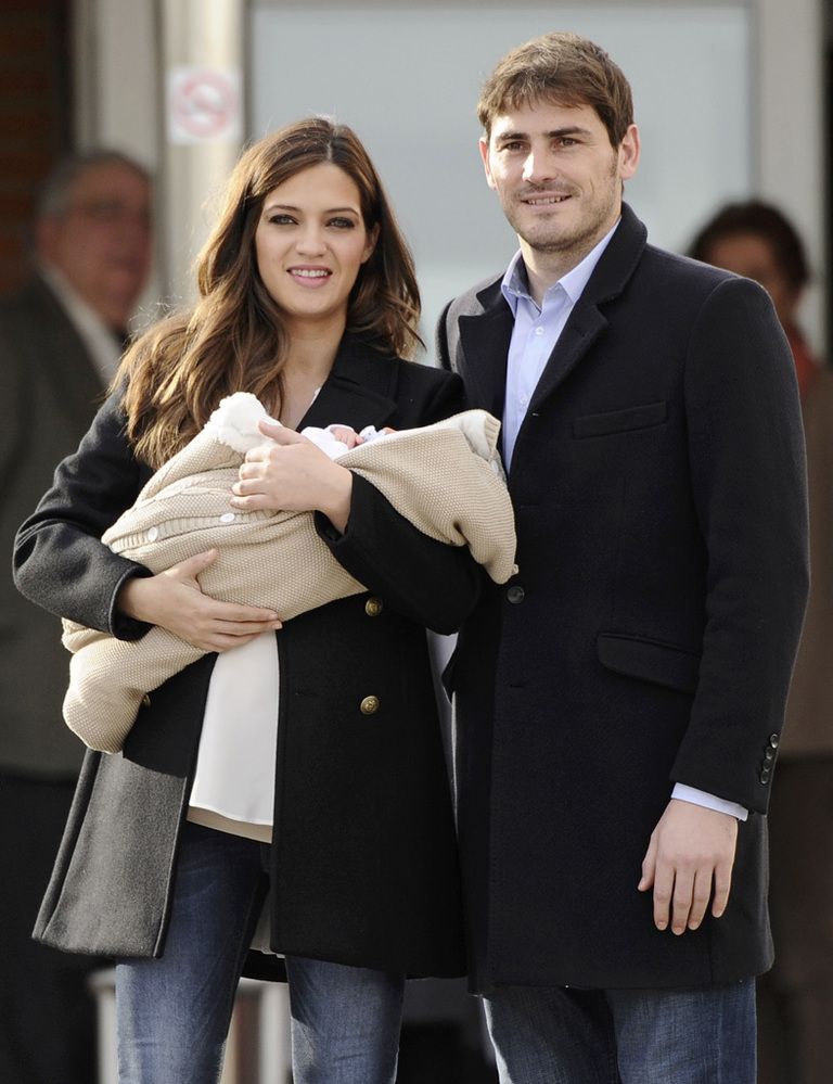 <p>Cinco días después de dar a luz por cesárea, Sara Carbonero ha abandonado la clínica Ruber Internacional acompañada de Iker Casillas y con su hijo Martín en brazos. Así posaban en su primera aparición los tres juntos.</p>