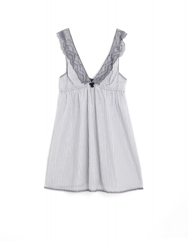 <p>Estarás sexy y chic con este camisón de rayitas con ribete de encaje gris perla de Oysho. 19,99 €. <a href="http://www.oysho.com" target="_blank">oysho.com</a></p><p>&nbsp;</p>