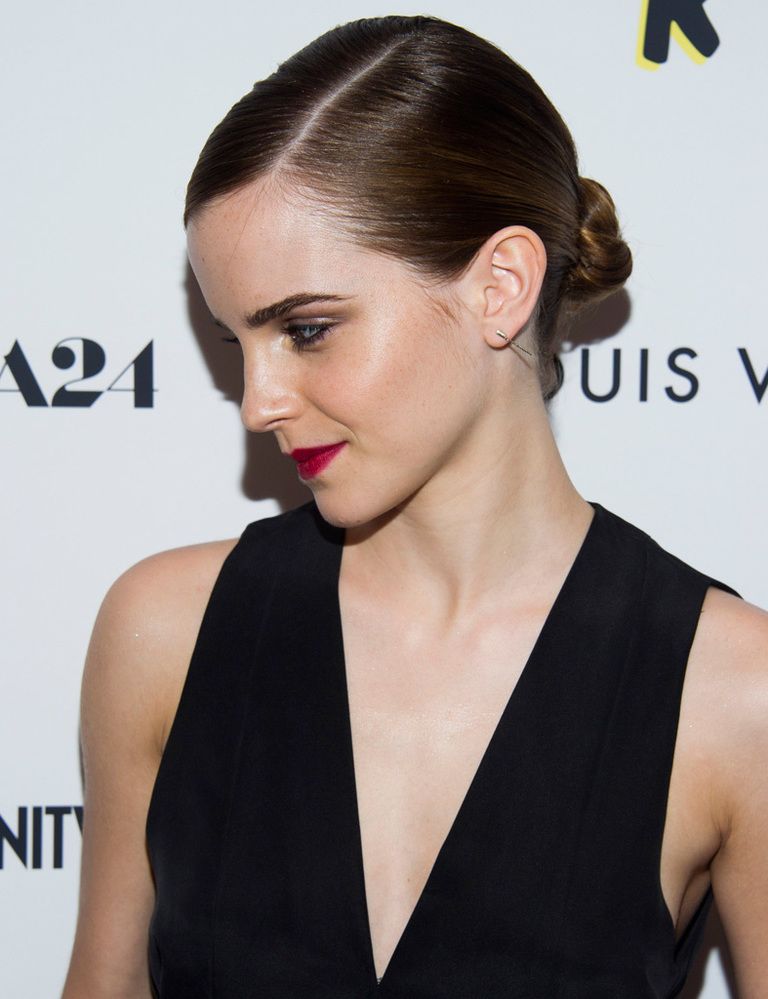 <p>Con sus looks de belleza, Emma Watson demuestra que menos es más: ella apuesta por recogidos minimalistas y tonos que siempre funcionan. Con ellos, no acertar es prácticamente imposible.</p>