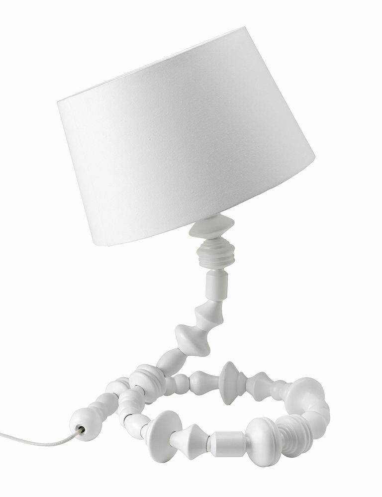 <p>Lámpara Svarva, regulable en altura, de la colección Ikea PS, que también incluye una versión de pie. </p>